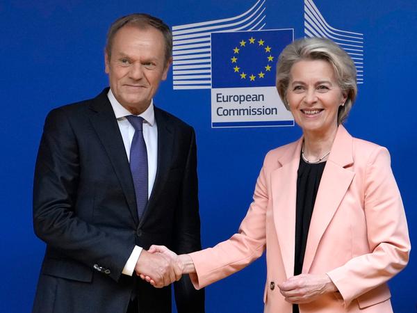 Ursula von der Leyen (r), Präsidentin der Europäischen Kommission, begrüßt Donald Tusk, Vorsitzenden der polnischen Bürgerkoalition, am Sitz der EU in Brüssel. 