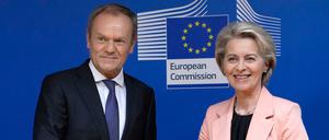 Ursula von der Leyen (r), Präsidentin der Europäischen Kommission, begrüßt Donald Tusk, Vorsitzenden der polnischen Bürgerkoalition, am Sitz der EU in Brüssel.