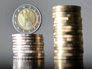 Euro-Münzen sind übereinander gestapelt. 