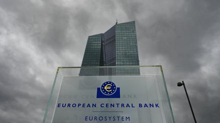 Eine Stele mit der Inschrift „European Central Bank Eurosystem“ vor der  Zentrale der Europäischen Zentralbank (EZB) in Frankfurt/Main.