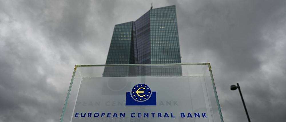 Eine Stele mit der Inschrift „European Central Bank Eurosystem“ vor der  Zentrale der Europäischen Zentralbank (EZB) in Frankfurt/Main.