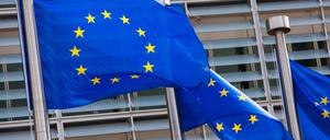 Europa-Flaggen vor dem Hauptsitz der Europäischen Kommission in Brüssel. 