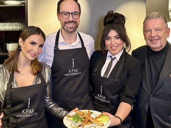 Schauspielerin Sila Sahin-Radlinger (l.) kochte für ihre Gäste ein türkisches Menü im KPM-Hotel, Hilfe bekam sie unter anderem von Moderatorin Emell Gök Che (2.v.r.)