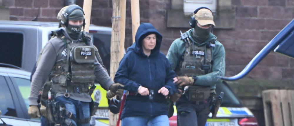 Im Innenhof eines Behördenzentrums wird die frühere RAF-Terroristin Daniela Klette am 7. März zu einem Hubschrauber geführt. Zuvor hatte sie einen Haftprüfungstermin beim Bundesgerichtshof (BGH).
