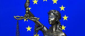 Fahne der Europäischen Union und Justitia.