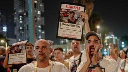 Familien und Freunde israelischer Geiseln, die von der Hamas im Gazastreifen als Geiseln festgehalten werden, versammelten sich auf dem Geiselplatz vor dem Kunstmuseum von Tel Aviv. 