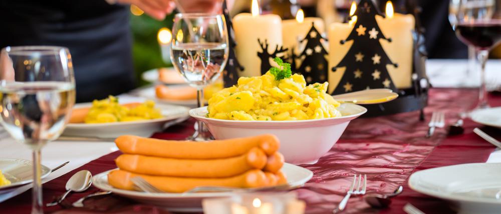 Das traditionelle Weihnachtsgericht Würstchen und Kartoffelsalat sind dieses Jahr deutlich teurer, als noch vor der Verteuerungswelle von Lebensmitteln.