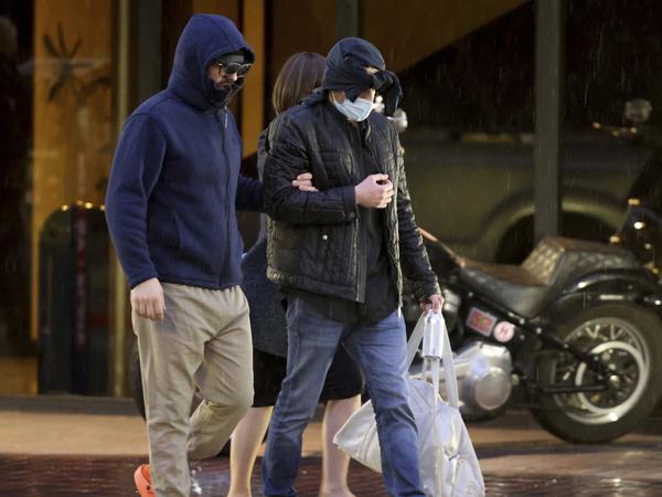 Der ehemalige FBI-Informant Alexander Smirnov (links) verlässt am 20. Februar 2024 das Gerichtsgebäude in Las Vegas.