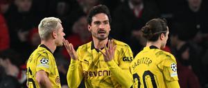 Dortmund's German defender #15 Mats Hummels (C) reacts during the UEFA Champions League round of 16, first leg football match between against PSV Eindhoven and Borussia Dortmund at the The Philips Stadium, in Eindhoven on February 20, 2024. (Photo by JOHN THYS / AFP)