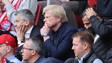 Die Bayern-Funktionäre Hainer, Kahn und Salihamidzic verfolgen fassungslos den Auftritt ihres Teams gegen Mainz.
