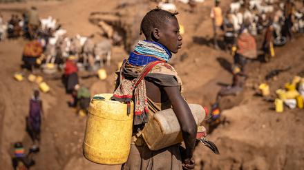 Anfang des Jahres verursachte der Klimawandel in Ostafrika die schlimmste Dürre in seiner Geschichte: Eine Turkana-Frau auf dem Weg zum Brunnen.