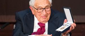 Der bayrische Ministerpräsident Markus Söder verlieh Kissinger den Maximiliansorden, die höchste Auszeichnung im Freistaat.