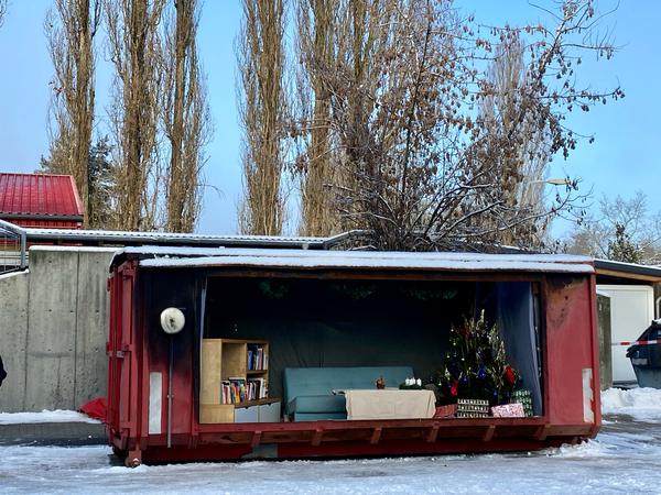 In einem Container unweit der S-Bahn-Station Schulzendorf baute die Feuerwehr ein weihnachtliches Wohnzimmer auf.