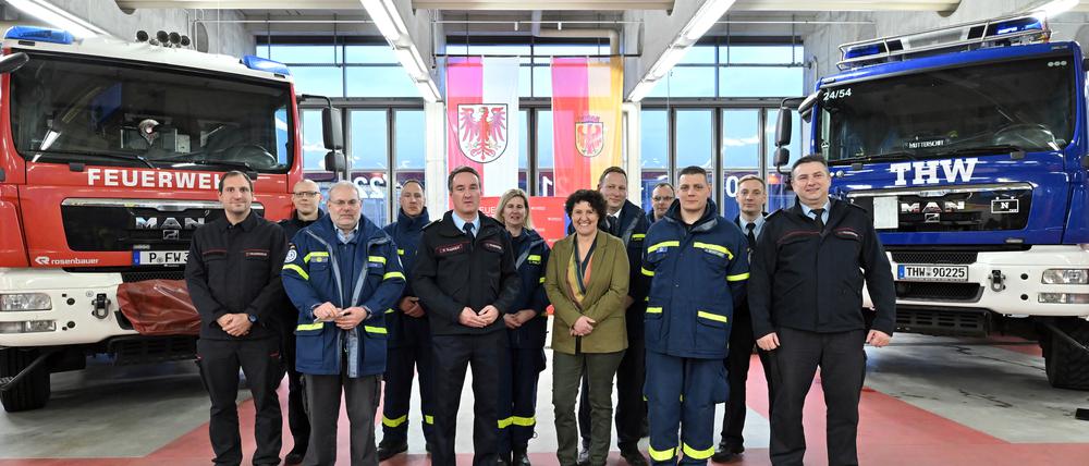 Brigitte Meier (SPD) (Mitte) stellte die neue Kooperation zwischen Stadt und THW vor, durch die die Zusammenarbeit mit der Potsdamer Feuerwehr noch enger werden soll.