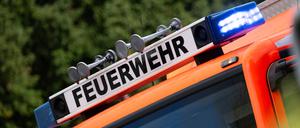Blaulicht ist während eines Brandes auf einem Einsatzfahrzeug der Feuerwehr Stuttgart zu sehen.