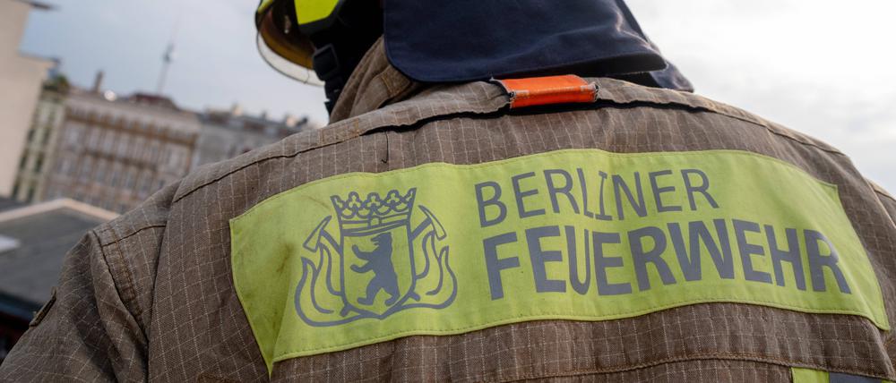 Feuerwehrleute im Korp einer Drehleiter bei einer Übung auf der Feuerwache 1300 in Berlin-Prenzlauer Berg.