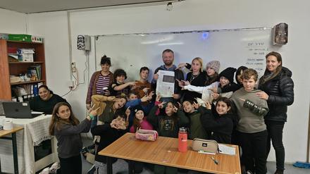 Shirly Perez, Tamar Weiß, Nickolai Todorov, Shani Burbidge-Malka mit Kindern der 6. Klasse/ Merhav-Grundschule, Sde Tsvi, Israel.