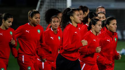 Das WM-Team von Marokko läuft sich für das Abschlusstraining warm. 