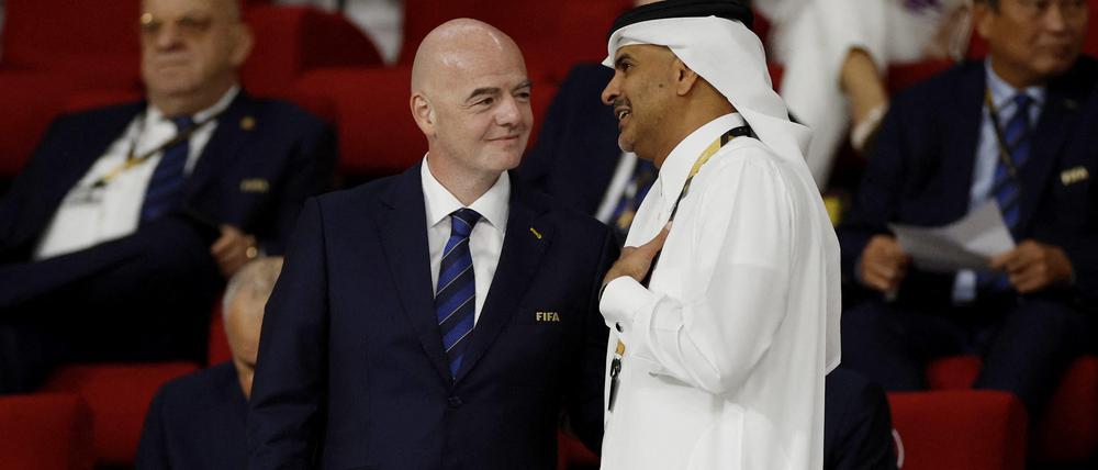 Fifa-Präsident Gianni Infantino neben Katars Premier Khalid bin Khalifa bin Abdulaziz Al Thani