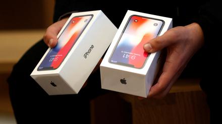 Apples iPhone-Geschäft stemmt sich gegen die Flaute im Smartphone-Markt - doch insgesamt ist der Konzernumsatz im zweiten Quartal in Folge gesunken. 