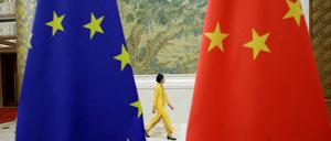 Die Europäische Union entwickelt neue Konzepte im Umgang mit der Volksrepublik China. Vor allem sicherheitspolitische Maßnahmen, die kritische Infrastruktur schützen sollen, stehen im Fokus.