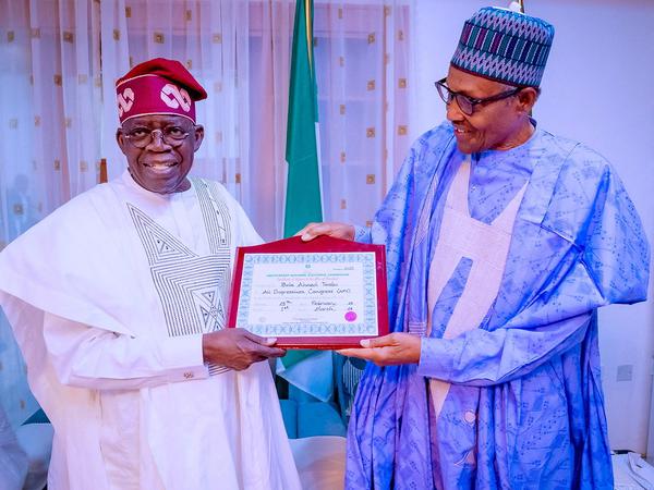 Nigerias designierter Präsident Bola Tinubu (l) und der amtierende Staatschef Muhammadu Buhari.