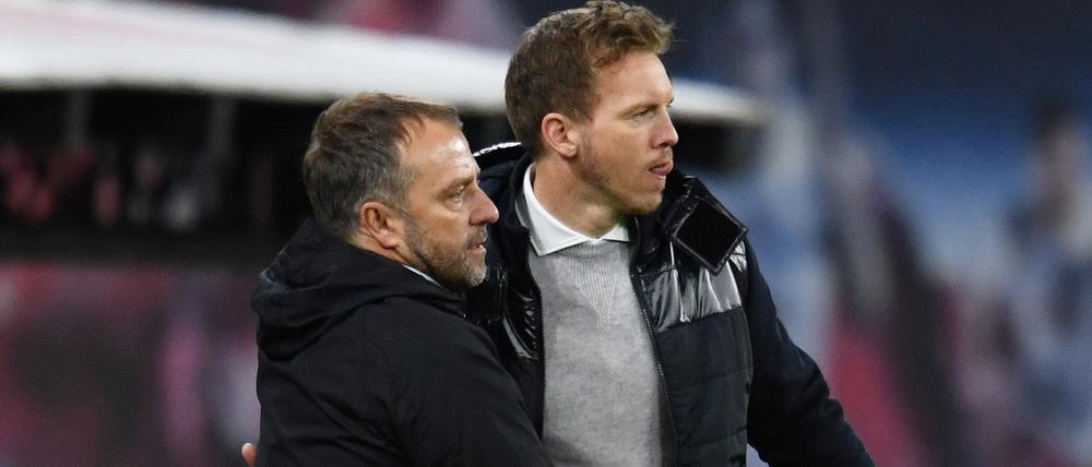 Man kennt sich. Bundestrainer Hansi Flick (l.) hat auch seine Erfahrungen mit der Führung des FC Bayern gemacht. Trotzdem hielt er sich mit Äußerungen zur Entlassung von Julian Nagelsmann zurück.