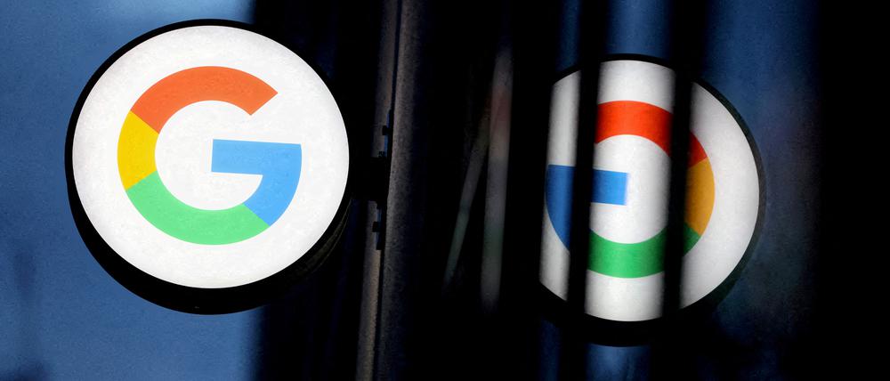 FILE PHOTO: The logo for Google in New York city, U.S., November 17, 2021. REUTERS/Andrew Kelly/File Photo