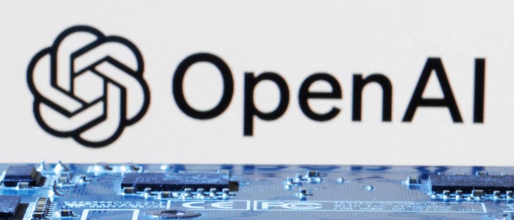 Das OpenAI-Logo ist in der Nähe einer Computer-Hauptplatine. 