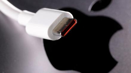 USB-C-Kabel vor Apple-Logo