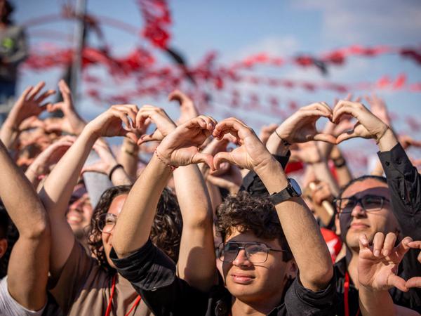 Das Herz als Zeichen: Unterstützer des CHP-Kandidaten Kemal Kilicdaroglu.