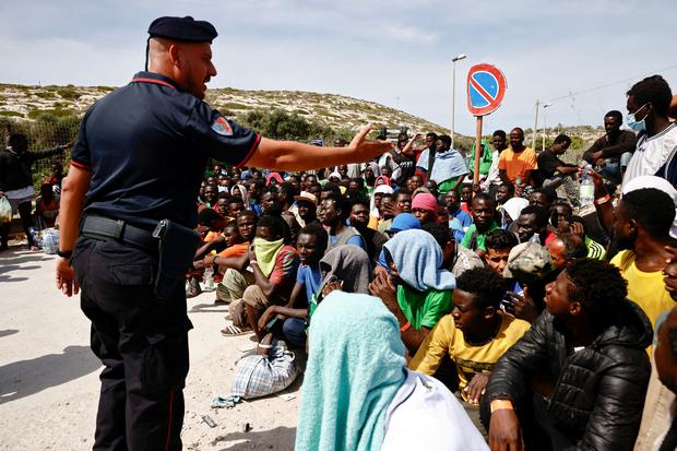 Auf Lampedusa werden die Flüchtlinge von italienischer Polizei und Frontex-Beamten registriert.