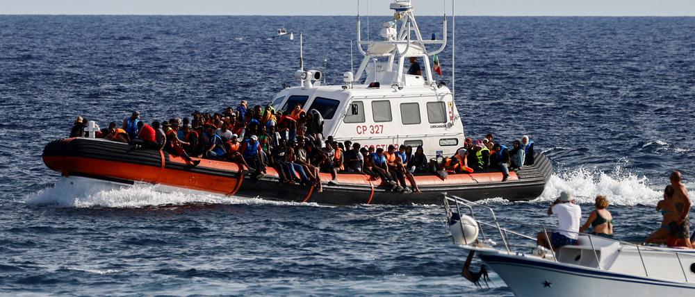 Rettungsaktion für Migranten durch Italiens Küstenwache vor der sizilianischen Insel Lampedusa im September 2023 
