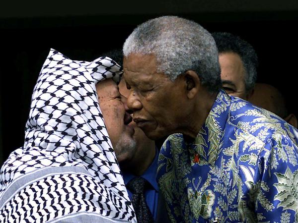 Der frühere südafrikanische Präsident Nelson Mandela (re.) und Palästinenserepräsident Jasser Arafat im Jahr 2001.