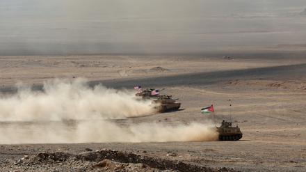 Militärische Fahrzeuge mit jordanischen und US-amerikanischen Flaggen fahren als in Zarqa.