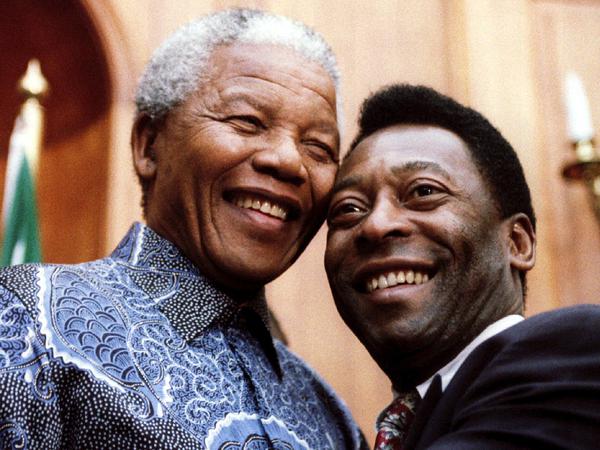 Der südafrikanische Präsident Nelson Mandela und Pelé in Pretoria im Jahr 1995