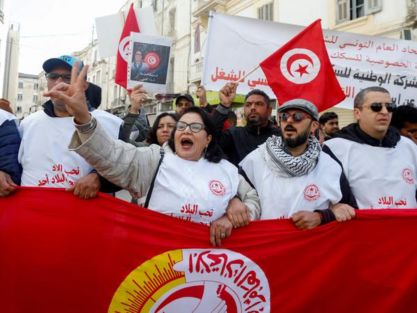Seit Wochen gibt es in der Hauptstadt Tunis Proteste gegen die Regierung. Hier Mitglieder der tunesischen Gewerkschaft UGTT.