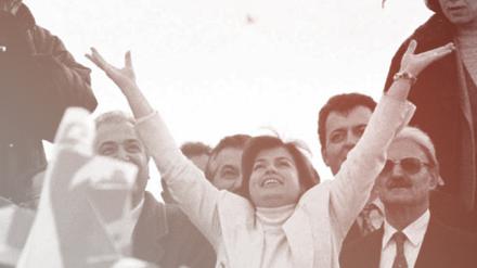 Symbolträchtiger Auftritt: Tansu Çiller lässt im Wahlkampf 1995 Friedenstauben fliegen.
