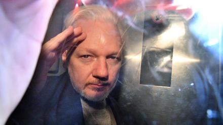 WikiLeaks-Gründer Julian Assange gestikuliert aus dem Fenster eines Gefängnistransporters, als er am 1. Mai 2019 aus dem Southwark Crown Court in London gefahren wird.