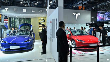 Besucher eines Tesla-Standes auf der China International Fair for Trade in Services (CIFTIS) in Peking.