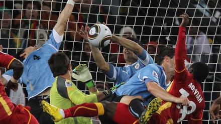 Mit der Hand rettete Luis Suárez (rechts) sein Team 2010 im WM-Viertelfinale gegen Ghana.