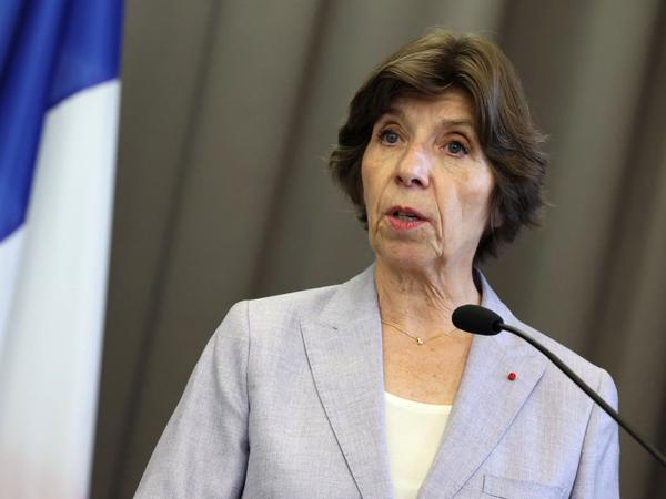 Die Drohung einer militärischen Intervention der Ecowas-Länder müsse man aber sehr ernst nehmen, sagte die französische Außenministerin Catherine Colonna.