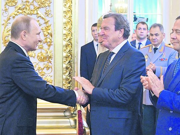 Auch das ist ein Teil sozialdemokratischer Russlandpolitik: Waldimir Putin und Gerhard Schröder im Jahr 2018.