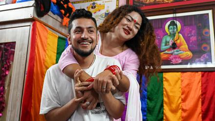 Surendra Pandey (27, l.) und Maya Gurung (35) haben geheiratet.