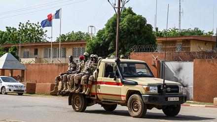 Eine Patrouille der nigerianischen Nationalpolizei fährt an der französischen Botschaft in Niamey vorbei. (Archivbild)