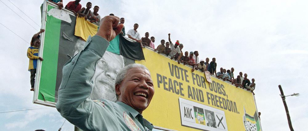 Präsident Nelson Mandela 1994 vor einer Wahlkampfveranstaltung.
