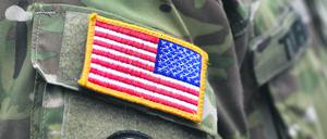 Die US-Flagge ist auf der Uniform eines Soldaten zu sehen (Archivbild)