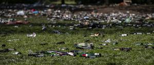 03.05.2023, Berlin: Unzählige Flaschen und Müll liegen in einem Park in Treptow. Nach dem 1. Mai sind zahlreiche Grünanlagen und Parks in der Stadt mit Müll verdreckt. Foto: Paul Zinken/dpa +++ dpa-Bildfunk +++