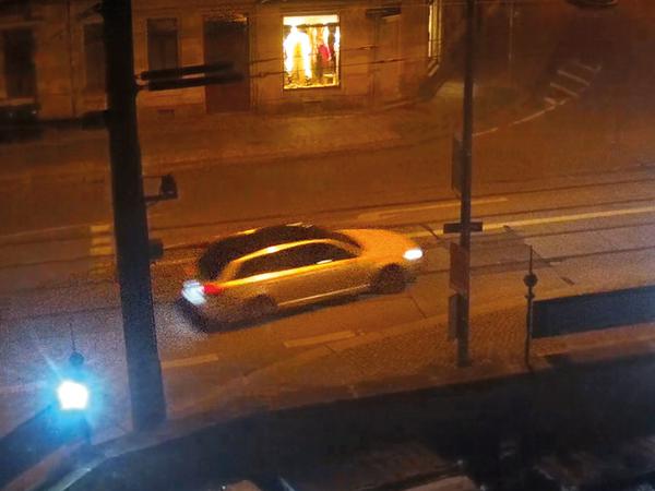 Auf der Flucht: Die Einbrecher fahren nach dem Einbruch mit einem hellen Audi A6 Kombi durch Dresden.