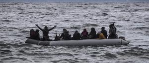 Migranten aus Afrika kommen in einem Schlauchboot am Strand des Dorfes Skala Sikamias auf Lesbos aus der Türkei an. 